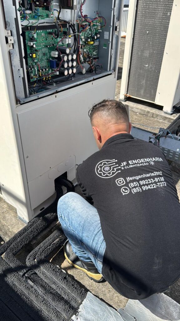 Técnico da JF Engenharia trabalhando no painel elétrico de uma unidade VRF