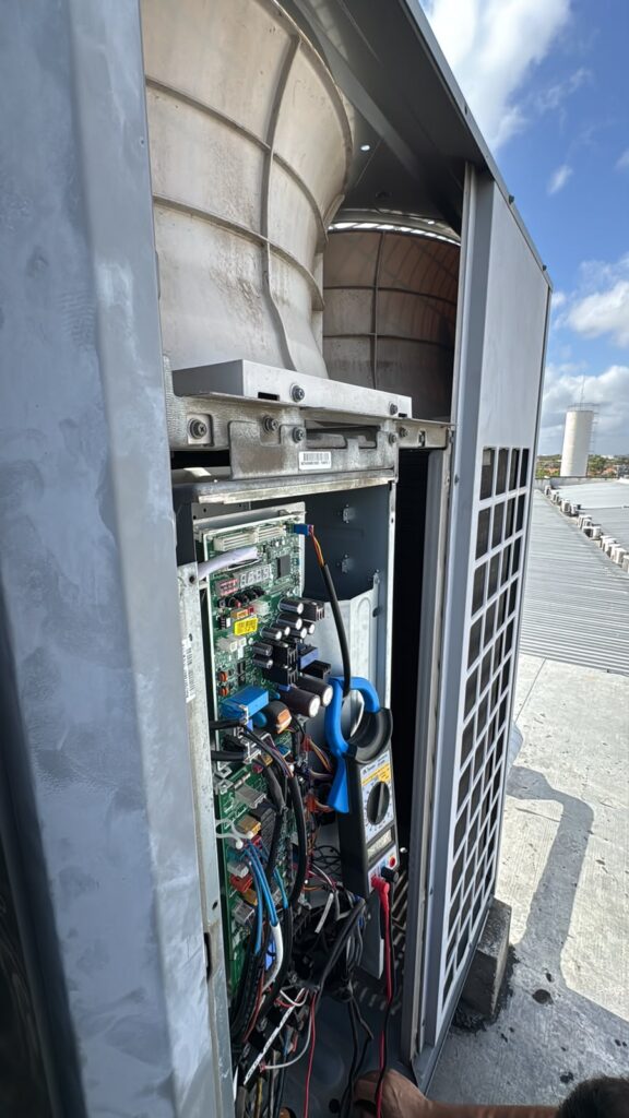 Unidade VRF aberta com a fiação e os componentes internos à mostra